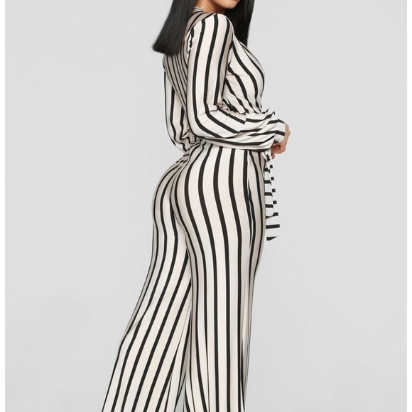 Never worn!!! One piece stripped jumpsuit 💕 - Picture 2 of 3